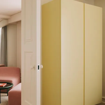 Lenscape Coterie Otel